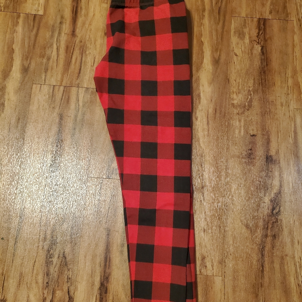 Buffalo plaid leggings and hat